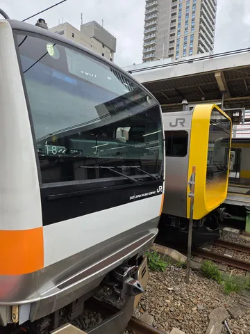 新旧が並ぶ朝の線路風景
