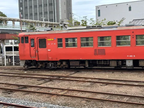 赤色列車と線路の風景