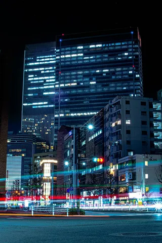 夜のビルに走る光の跡