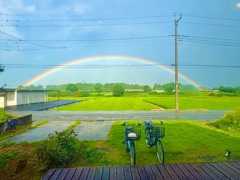 雨上がりの虹と田園風景