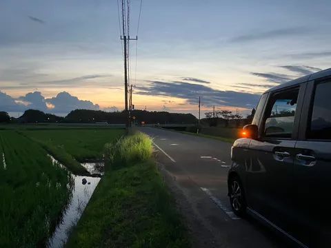 夕日に向かって走る車