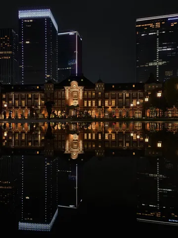 水面に映る東京駅の夜景、幻想的な世界