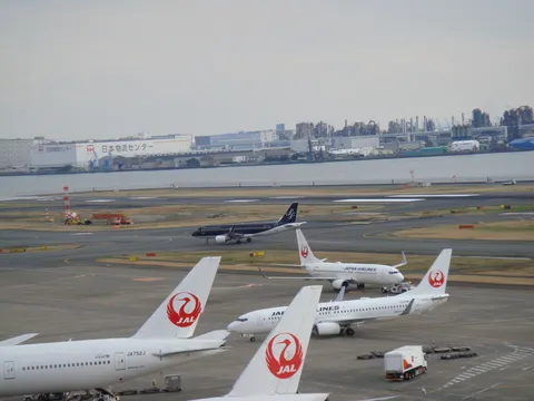 空港の日常、奥には工場地帯