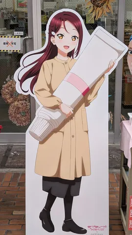 等身大パネルと笑顔の少女