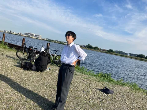 川辺の青春、眩しい午後