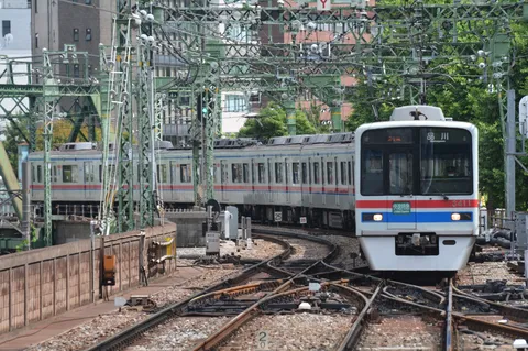 交差する鉄路と電車の軌跡