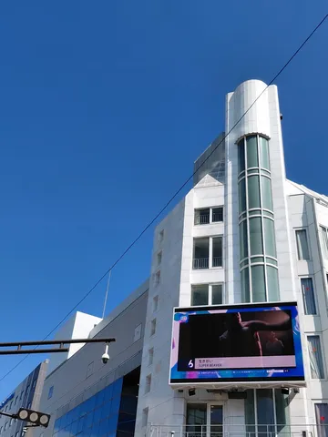 晴れ渡る空と都会のビル