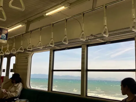 車窓から流れる碧い海