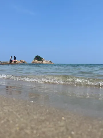 青空と波音の浜辺