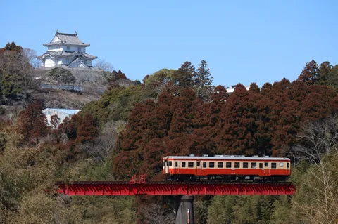 古城と紅葉、そして列車