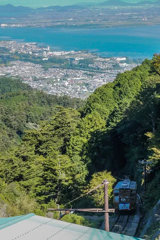 絶景へ向かうケーブルカー
