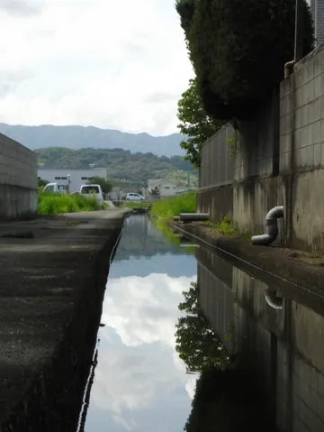 空と山の映り込み、静かな水路