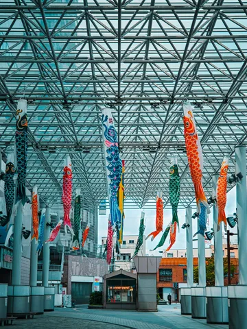 鉄骨の空に泳ぐ色