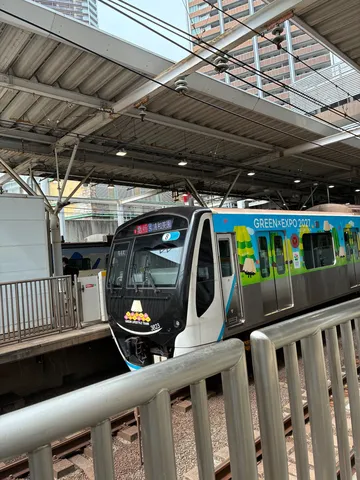 緑の列車が運ぶ風景