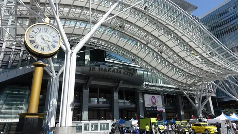 光と鉄骨の街角風景