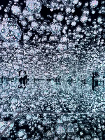 光きらめく球体の万華鏡