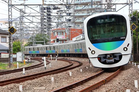 都会の曲線を行く列車