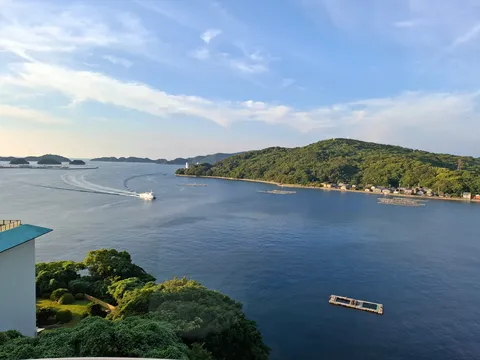 緑深き湾岸、潮風と船の旅