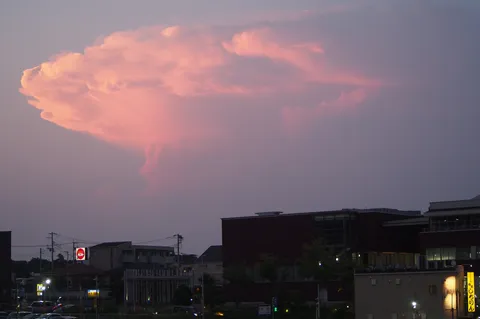 夕焼け空の巨大な雲
