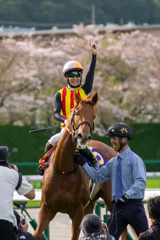 勝利の瞬間、桜とジョッキー
