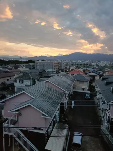 夕暮れ、静かな街並み