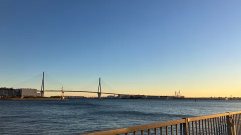 青い空と海、渡る白い橋
