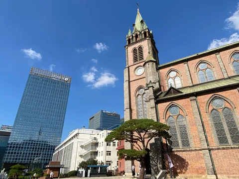 煉瓦の教会と高層の対話