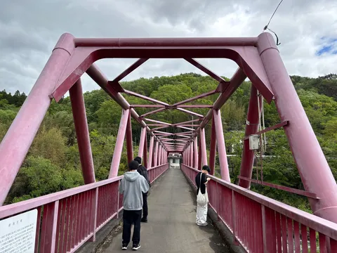 深緑と朱色のコントラスト