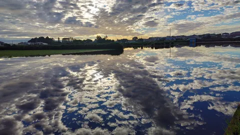 空と水の鏡に映る瞬間