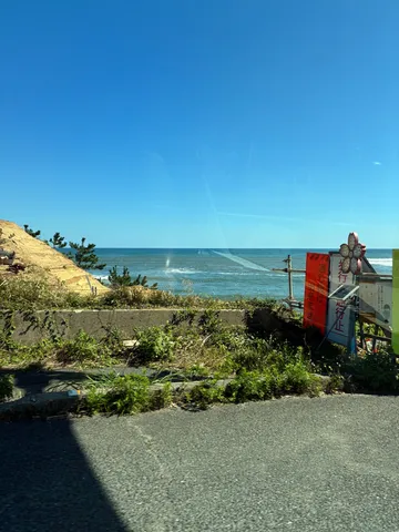 青と風と看板の海景