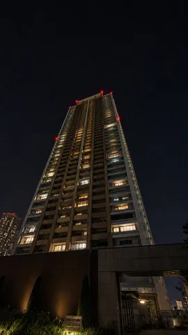 夜空にそびえる光の灯台