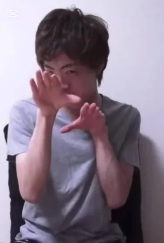 フレーム越しの視線