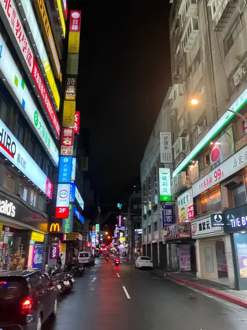 ネオンが彩る夜の街路