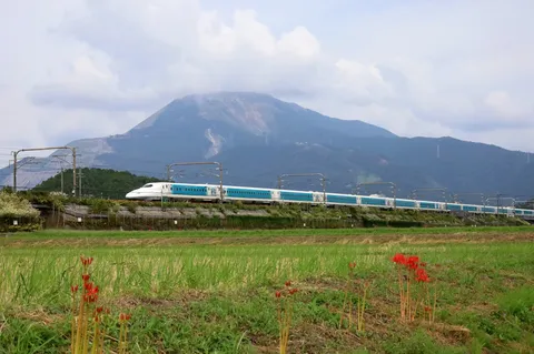 山麓を駆ける青い新幹線