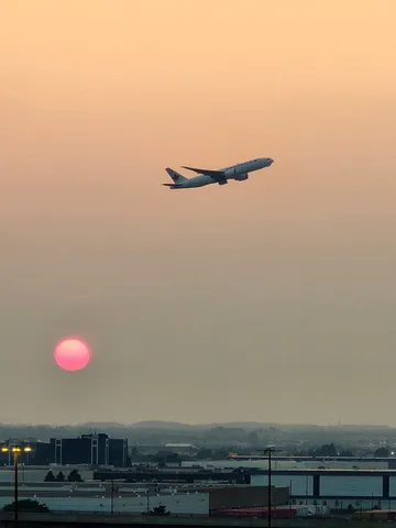 飛行機と夕日、なんとも言えないこの瞬間
