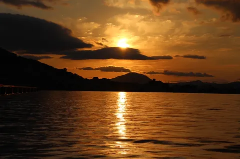 夕映えの海と影