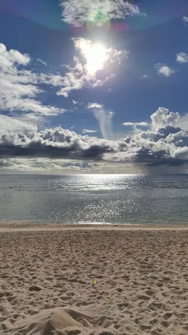雲間からの光、静かな海辺
