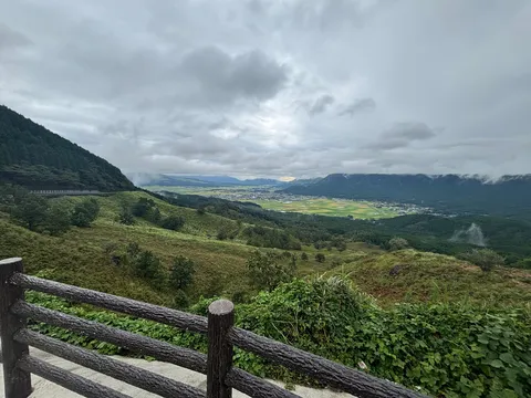 山里の霧と光の谷