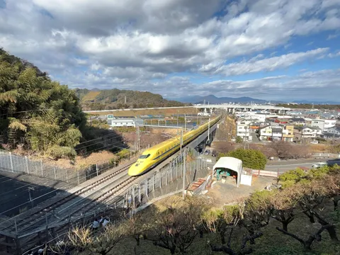 黄の列車が描く里山風景