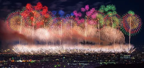 夜空に咲く光の連なり