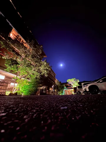 夜の街路に浮かぶ月光の青