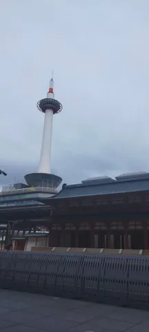 曇り空にそびえるタワー