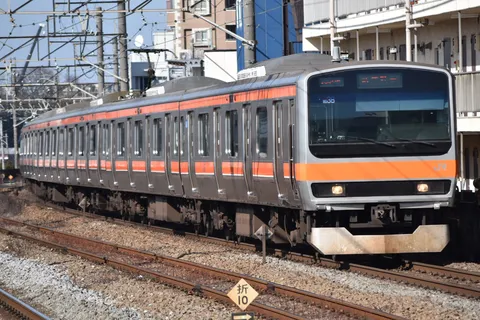 オレンジ帯が映える通勤電車