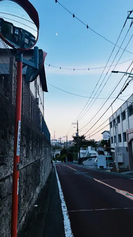 夕暮れの坂道、月と電線