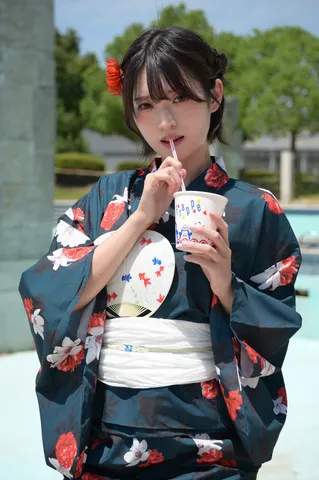 夏色の装いと涼しげな一杯