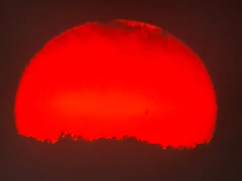 夕暮れの鮮血、燃える太陽