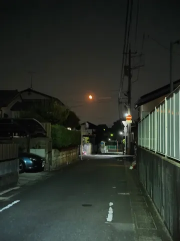 深夜の住宅街、静寂と灯り