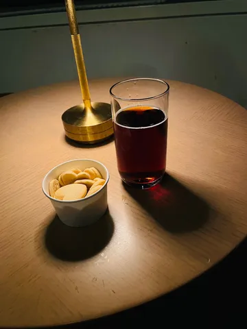 夜のテーブルで静かなひととき