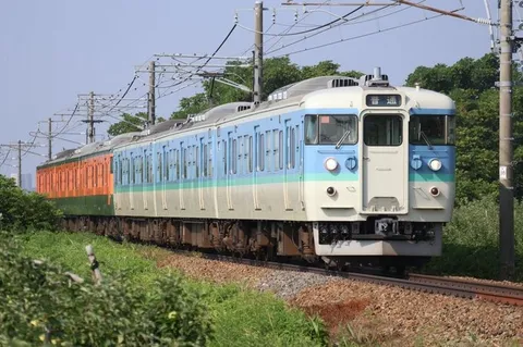 緑と青のコントラスト、疾走する列車