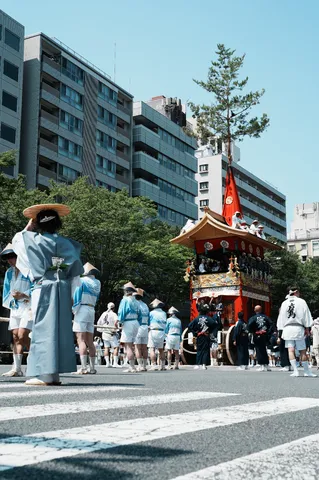 威風堂々、街を行く山車